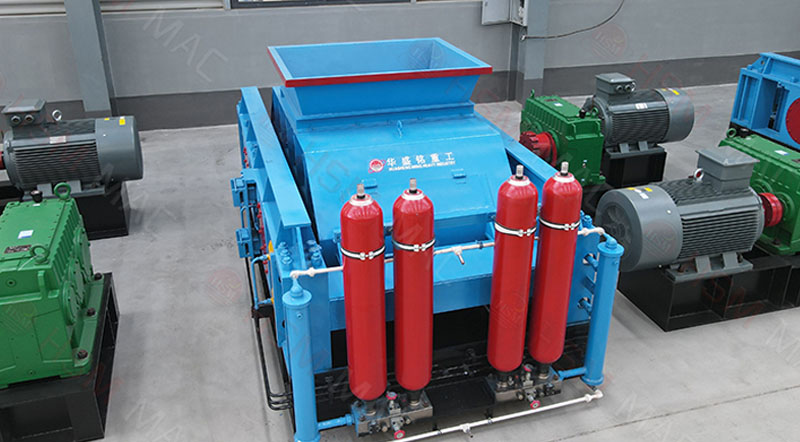 四川眉山1080液壓對輥制砂機(jī)米石回料制砂現(xiàn)場